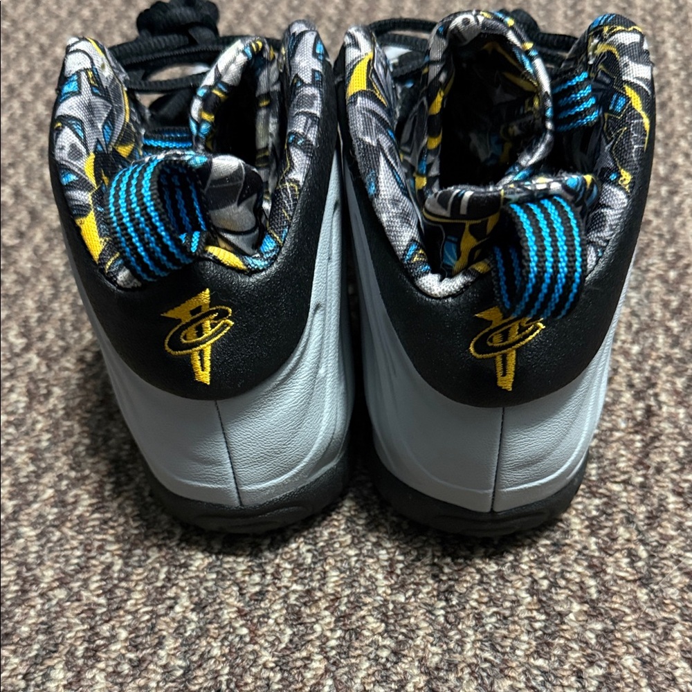 Nike Kids' Foamposite-style High-Top Sneakers in Light Gray/Black/Blue - Picture 5 of 6